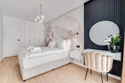 Łóżko lub łóżka w pokoju w obiekcie Rent Invest - Quorum Apartamenty Parking Klimatyzacja