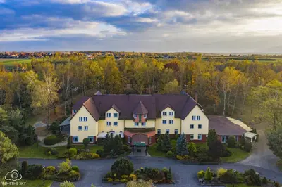 Budynek, w którym mieści się hotel
