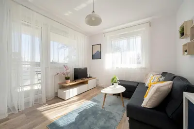 Część wypoczynkowa w obiekcie Wyjątkowy Apartament z Parkingiem by Noclegi Renters