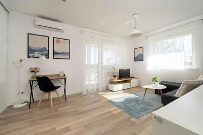 Telewizja i/lub zestaw kina domowego w obiekcie Wyjątkowy Apartament z Parkingiem by Noclegi Renters
