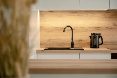 Kuchnia lub aneks kuchenny w obiekcie Stylowy Apartament z Balkonem i Wanną by Noclegi Renters