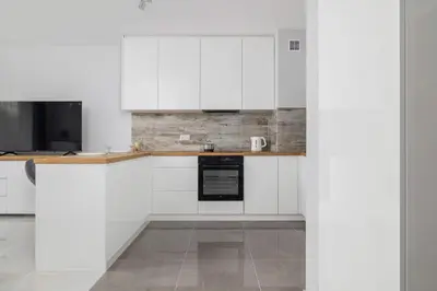 Kuchnia lub aneks kuchenny w obiekcie Nowoczesny Apartament w Gliwicach z Umeblowanym Balkonem by Noclegi Renters