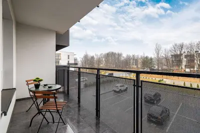 Balkon lub taras w obiekcie Nowoczesny Apartament w Gliwicach z Umeblowanym Balkonem by Noclegi Renters