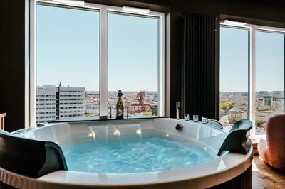 Basen w obiekcie Quorum River SPA Sauna&Jacuzzi or Sauna&Terrace Centrum lub w pobliżu