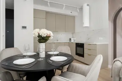 Kuchnia lub aneks kuchenny w obiekcie Stylish Apartments with Balcony & Parking in the Old Town of Wrocław by Noclegi Renters