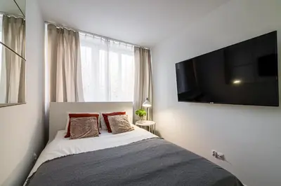 Telewizja i/lub zestaw kina domowego w obiekcie Krzyki Apt - Two Bedrooms, Workspaces - By Rentujemy