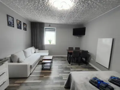 Telewizja i/lub zestaw kina domowego w obiekcie 721 Slate Apartament Jedlina-Zdrój