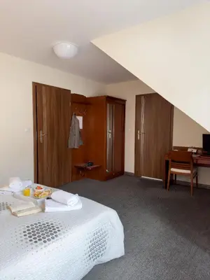 Łóżko lub łóżka w pokoju w obiekcie Pensjonat Przy Deptaku w centrum Polanicy Zdrój