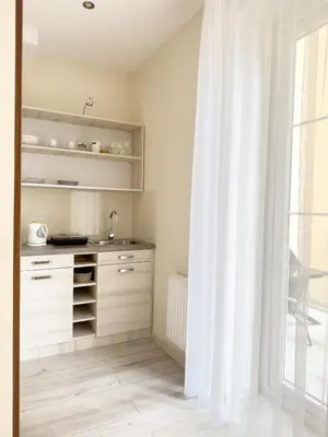 Kuchnia lub aneks kuchenny w obiekcie Pensjonat Przy Deptaku w centrum Polanicy Zdrój