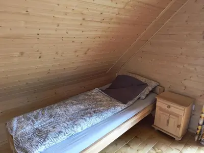 Łóżko lub łóżka w pokoju w obiekcie Noclegi nad stawami wypożyczalnia kajaków i rowerów
