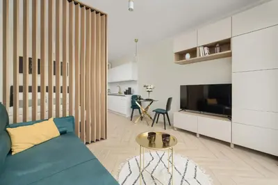 Telewizja i/lub zestaw kina domowego w obiekcie Old Town River Suite with Balcony & Parking Wrocław by Noclegi Renters