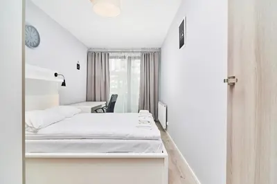 Łóżko lub łóżka w pokoju w obiekcie Apartment Świstackiego with FREE GARAGE by Noclegi Renters