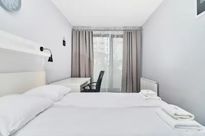 Łóżko lub łóżka w pokoju w obiekcie Apartment Świstackiego with FREE GARAGE by Noclegi Renters