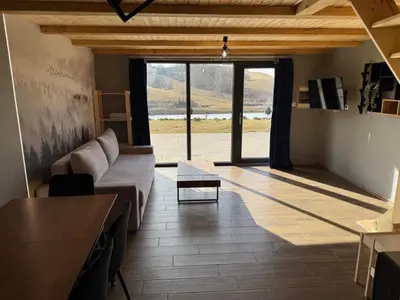 Część wypoczynkowa w obiekcie Domki Nad Stawami z Jacuzzi i Sauną 4