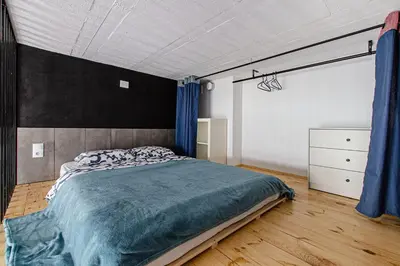 Łóżko lub łóżka w pokoju w obiekcie 4A Loft Apartment