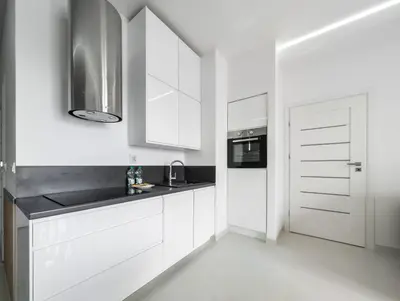 Kuchnia lub aneks kuchenny w obiekcie Riverside Harmony Chic Apartment by BookingHost