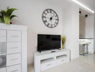 Telewizja i/lub zestaw kina domowego w obiekcie Riverside Harmony Chic Apartment by BookingHost