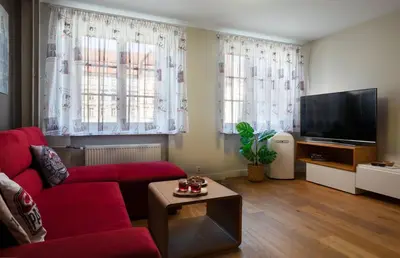 Telewizja i/lub zestaw kina domowego w obiekcie Route 66 Apartment Old Town - ProperUNIT