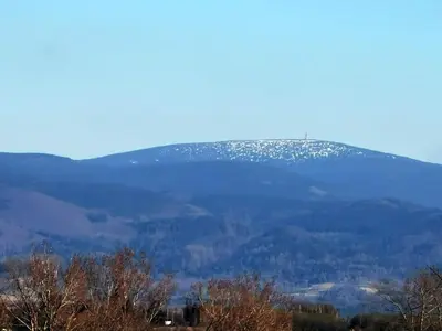 Widok na góry z tego domu w stylu alpejskim