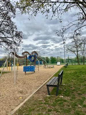 Plac zabaw dla dzieci w obiekcie Apartament Kamionka Piast