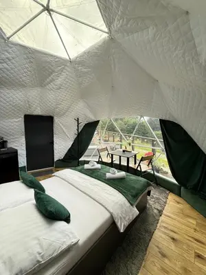 Łóżko lub łóżka w pokoju w obiekcie Całoroczny Apartament Jacuzzi Zieleniec Goat Glamp