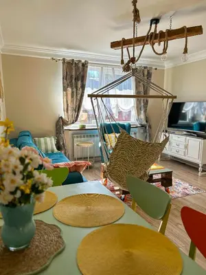 Telewizja i/lub zestaw kina domowego w obiekcie Kolorowo Kącik - Apartament przy Parku