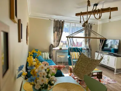 Telewizja i/lub zestaw kina domowego w obiekcie Kolorowo Kącik - Apartament przy Parku