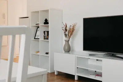 Telewizja i/lub zestaw kina domowego w obiekcie Mieszczańska 46 - Nowoczesny apartament z 2 sypialniami - taras, parking, centrum - Wrocław - Fair Rentals