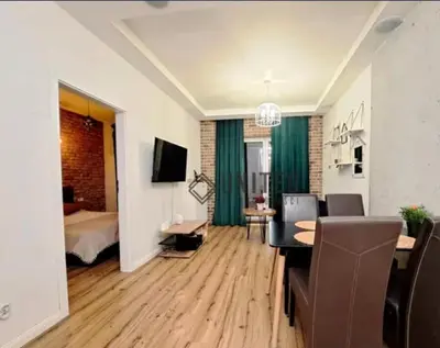 Telewizja i/lub zestaw kina domowego w obiekcie Apartment with terrace, next to the train station and OLD town