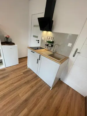 Kuchnia lub aneks kuchenny w obiekcie Rooms Hop To Wrocław