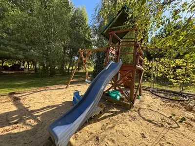 Plac zabaw dla dzieci w obiekcie Apartament Natura - Dolina Baryczy