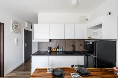 Kuchnia lub aneks kuchenny w obiekcie Apartament z tarasem i miejscem postojowym