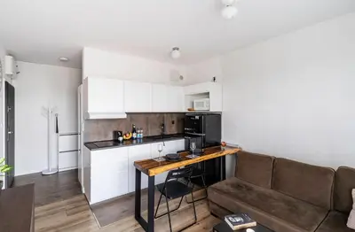 Kuchnia lub aneks kuchenny w obiekcie Apartament z tarasem i miejscem postojowym
