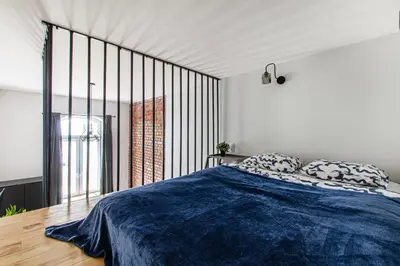 Łóżko lub łóżka w pokoju w obiekcie 3B Loft City Apartment