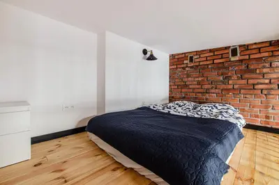 Łóżko lub łóżka w pokoju w obiekcie 9B Loft City Apartment