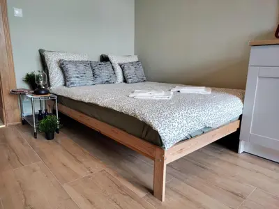 Łóżko lub łóżka w pokoju w obiekcie Apartament Centrum Kłodzko - Stara i Piękna Kamienica - ulica Okrzei, Spokój, Parking, 25m2