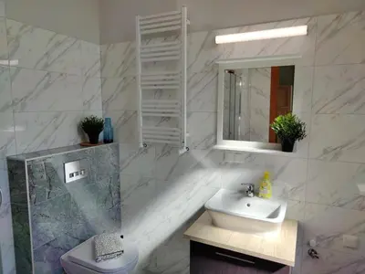 Łazienka w obiekcie Apartament Centrum Kłodzko - Stara i Piękna Kamienica - ulica Okrzei, Spokój, Parking, 25m2