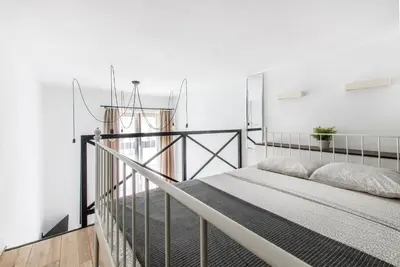 Łóżko lub łóżka w pokoju w obiekcie Indigo 2 Apartment z antresolą