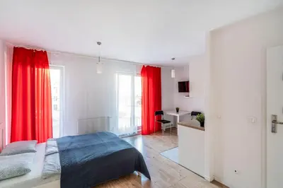 Łóżko lub łóżka w pokoju w obiekcie Red Apartment z Tarasem