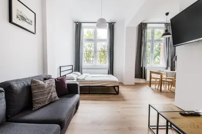 Telewizja i/lub zestaw kina domowego w obiekcie Sunstone Apartment in a beautiful townhouse in the CENTER