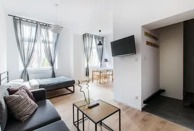 Telewizja i/lub zestaw kina domowego w obiekcie Sunstone Apartment in a beautiful townhouse in the CENTER