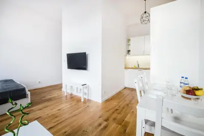 Telewizja i/lub zestaw kina domowego w obiekcie Beautiful Diamond Apartment - 10 min walk to Market Square!