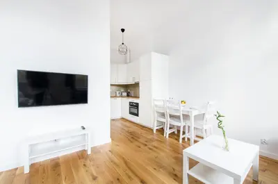 Telewizja i/lub zestaw kina domowego w obiekcie Beautiful Diamond Apartment - 10 min walk to Market Square!