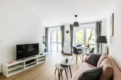Telewizja i/lub zestaw kina domowego w obiekcie Beutiful Pearl Apartment in tenement house in Center