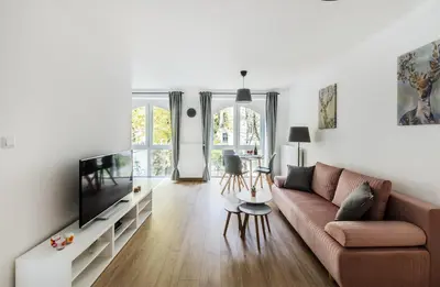 Telewizja i/lub zestaw kina domowego w obiekcie Beutiful Pearl Apartment in tenement house in Center