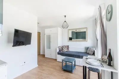 Telewizja i/lub zestaw kina domowego w obiekcie Teal Apartment- wifi parking 15 min od Rynku