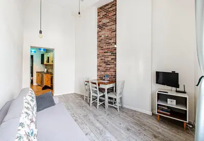 Telewizja i/lub zestaw kina domowego w obiekcie Klimatyczny Indigo Apartment w pięknej kamienicy
