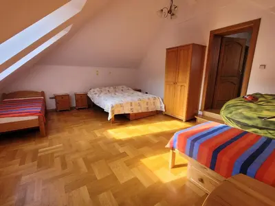 Łóżko lub łóżka w pokoju w obiekcie Bukowinka - dom pod lasem