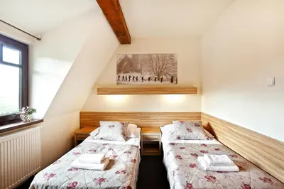 Łóżko lub łóżka w pokoju w obiekcie Absolwent
