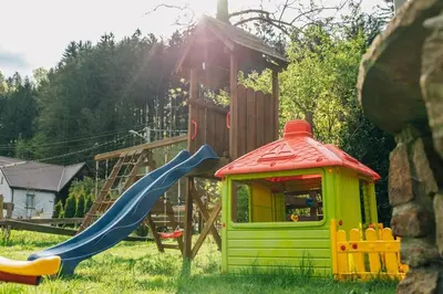 Plac zabaw dla dzieci w obiekcie Agro Domki Pod Jesionem